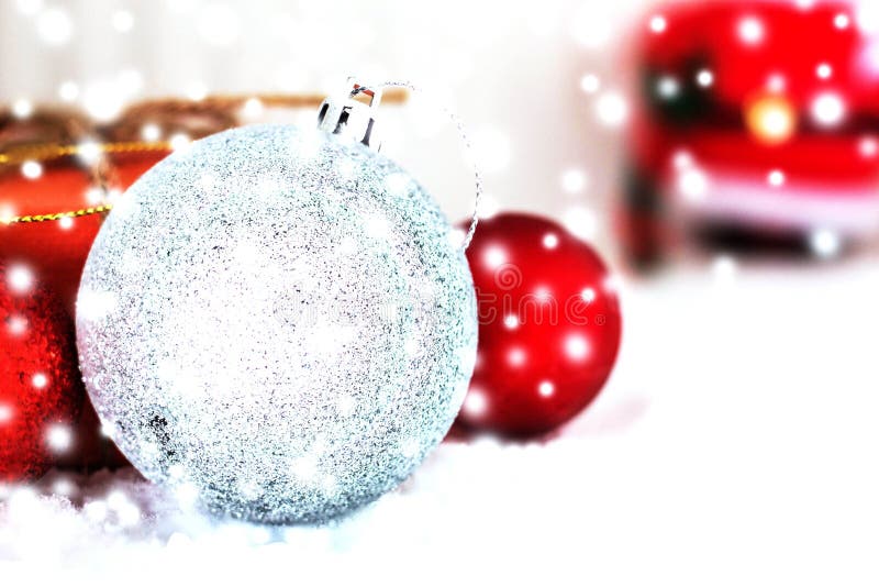 Palla con neve nell'inverno fotografie stock libere da diritti