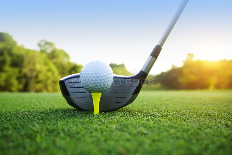 Palla da golf e club di golf nel bello campo da golf con il BAC di tramonto immagine stock Palla da golf e club di golf nel bello campo da golf con il BAC di tramonto immagine stock