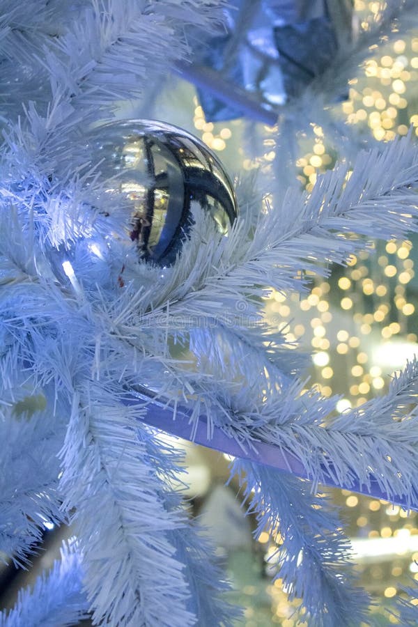 Palla della ghirlanda della decorazione di Natale sull'Natale-albero con fotografia stock libera da diritti Palla della ghirlanda della decorazione di Natale sull'Natale-albero con fotografia stock libera da diritti