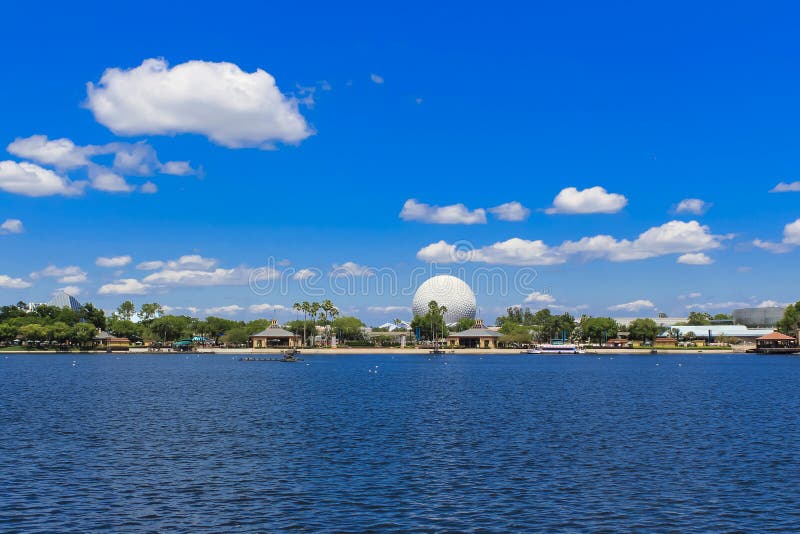Palla della montagna dell'astronave del centro di Disney Epcot attraverso il lago