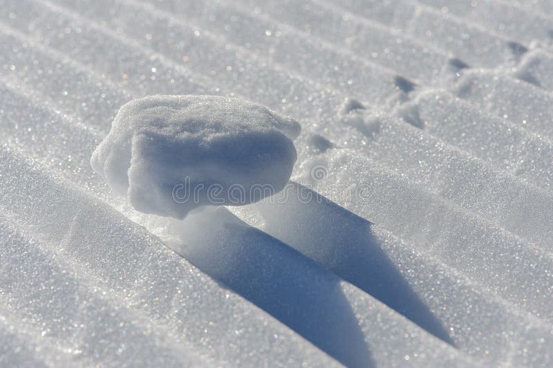 Palla di neve sulla pista fotografia stock Palla di neve sulla pista fotografia stock