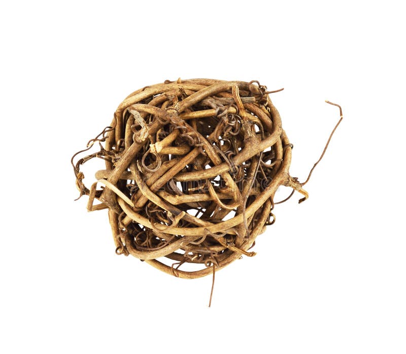 Palla di rattan marrone secco con tendini torti isolati su bianco fotografia stock