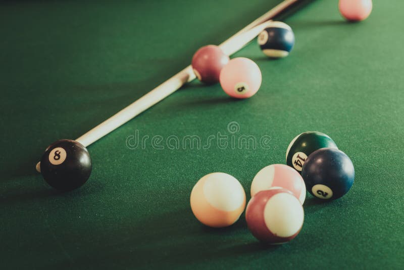 Palle Da Biliardo In Un Biliardo Verde Con I Campioni Di Colore Della Tavolozza Immagine Stock - Foto 4