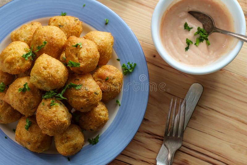 Palla Hush Puppies del cereale fotografia stock Palla Hush Puppies del cereale fotografia stock