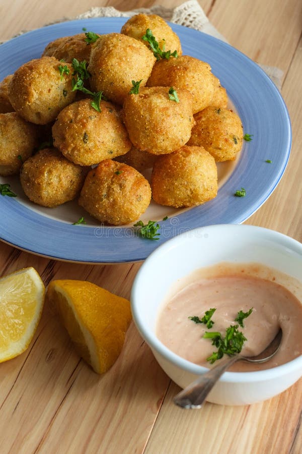 Palla Hush Puppies del cereale immagini stock libere da diritti Palla Hush Puppies del cereale immagini stock libere da diritti