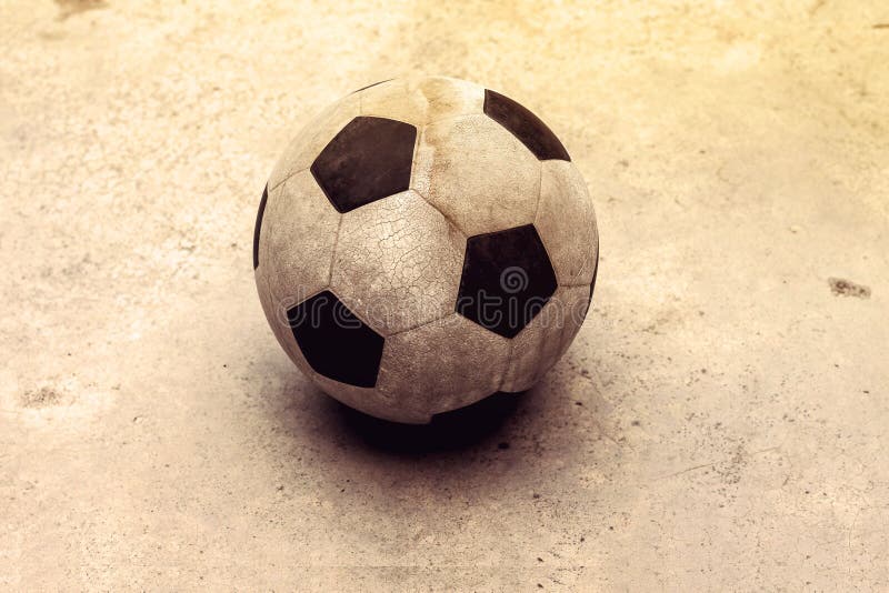 Palla sul calcestruzzo immagine stock