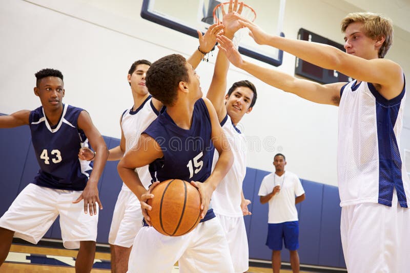 Pallacanestro maschio Team Playing Game della High School immagini stock libere da diritti Pallacanestro maschio Team Playing Game della High School immagini stock libere da diritti