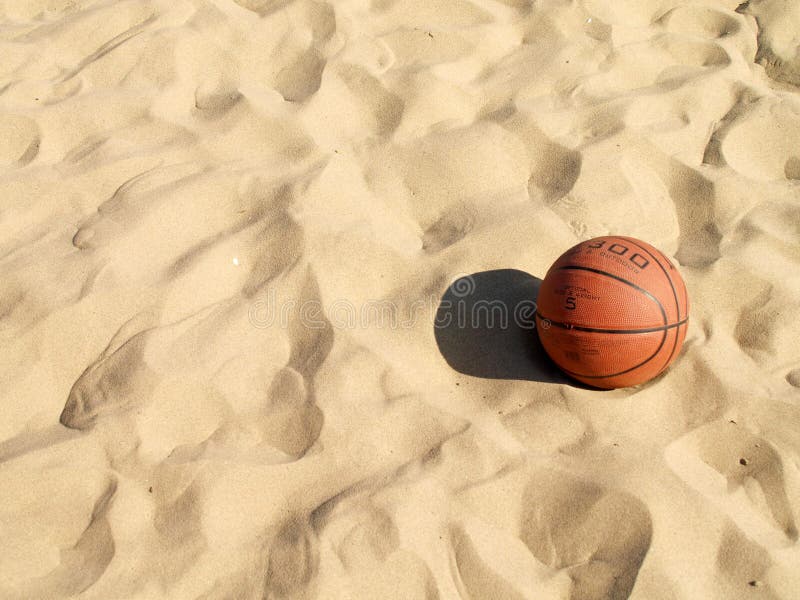 Pallacanestro nella spiaggia fotografia stock Pallacanestro nella spiaggia fotografia stock