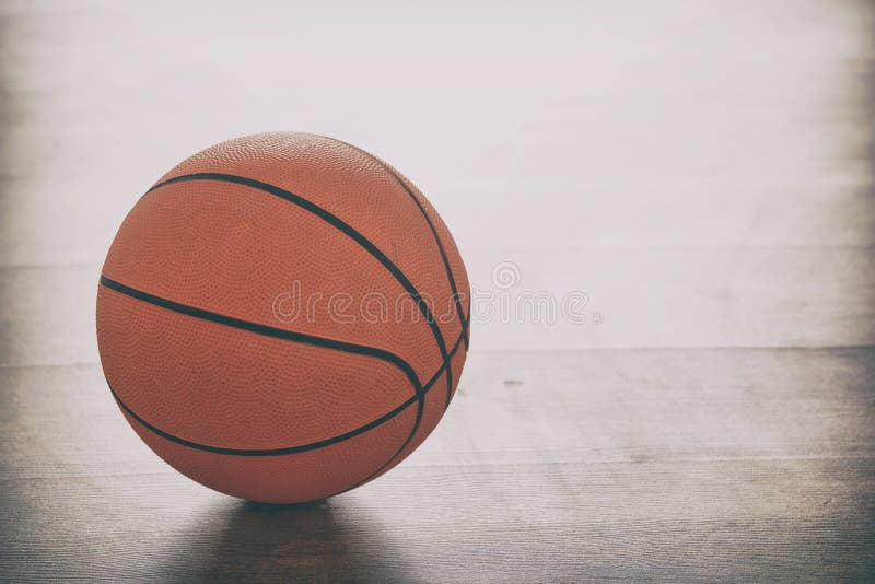 Pallacanestro sul pavimento di legno immagine stock libera da diritti Pallacanestro sul pavimento di legno immagine stock libera da diritti