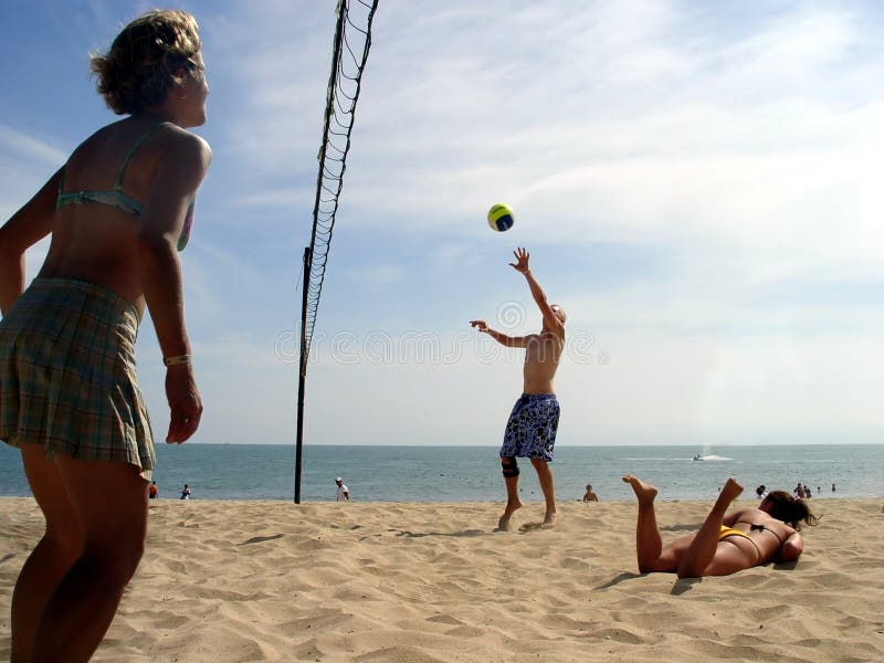 Pallavolo della spiaggia fotografia stock libera da diritti Pallavolo della spiaggia fotografia stock libera da diritti