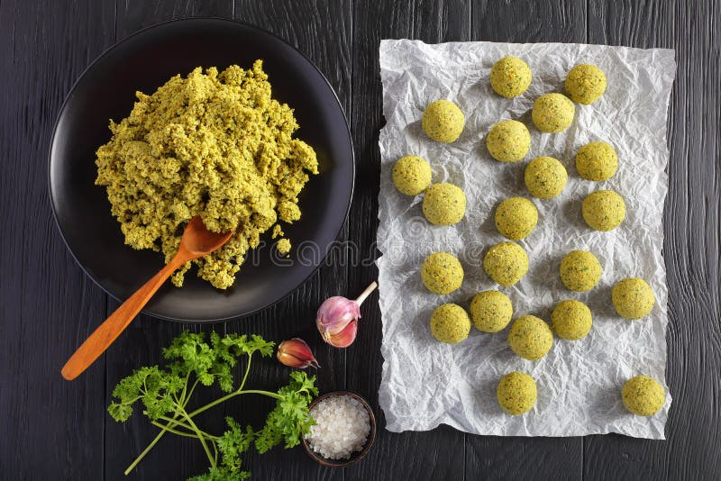 Palle crude del falafel e preparato al suolo del cece immagine stock Palle crude del falafel e preparato al suolo del cece immagine stock