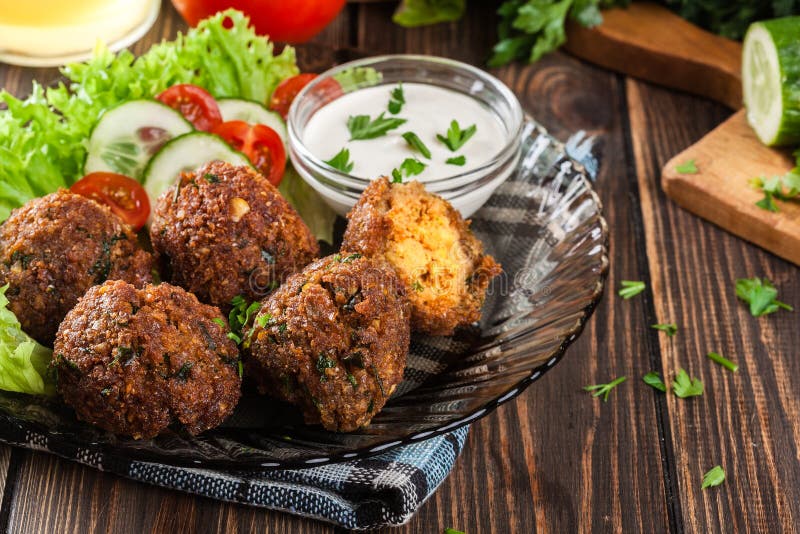 Palle del falafel del cece con le verdure fotografia stock libera da diritti Palle del falafel del cece con le verdure fotografia stock libera da diritti