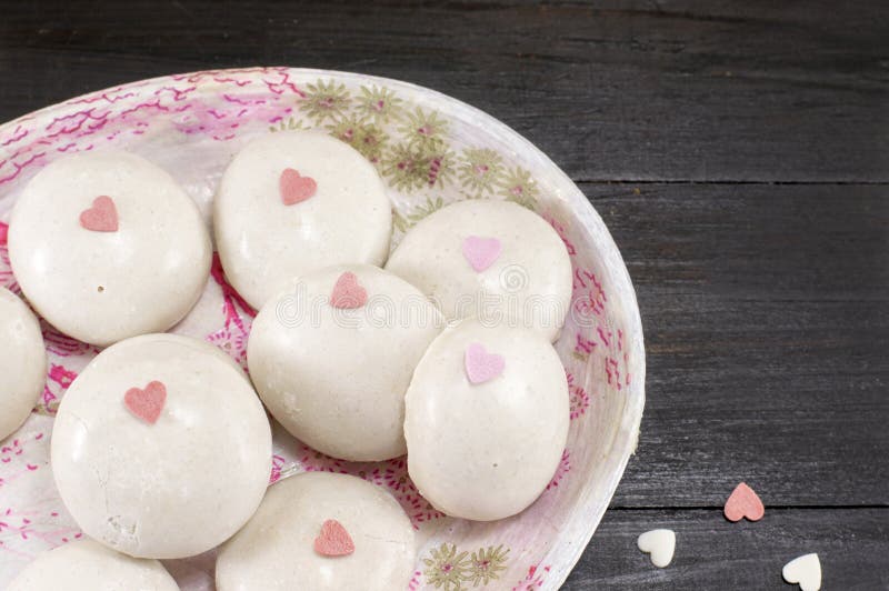 Palle della cioccolata bianca con i cuori fotografie stock libere da diritti Palle della cioccolata bianca con i cuori fotografie stock libere da diritti