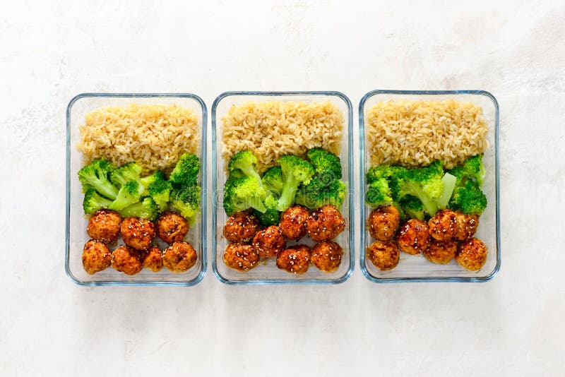 Palle di carne di pollo asiatiche di stile con i broccoli ed il riso in una presa immagini stock libere da diritti Palle di carne di pollo asiatiche di stile con i broccoli ed il riso in una presa immagini stock libere da diritti
