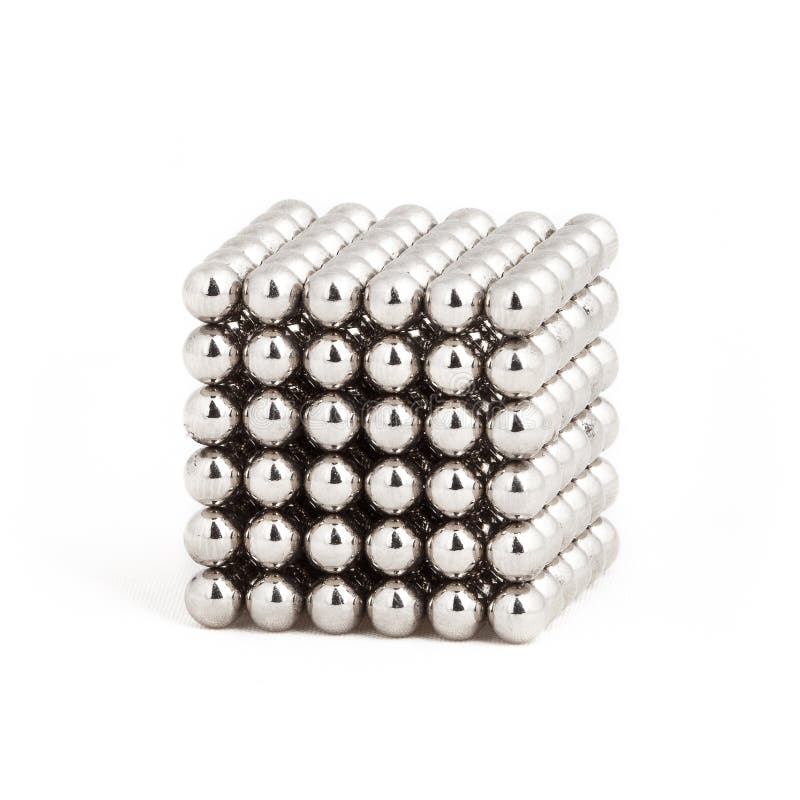 Palle di metallo magnetiche nella forma del cubo fotografia stock Palle di metallo magnetiche nella forma del cubo fotografia stock