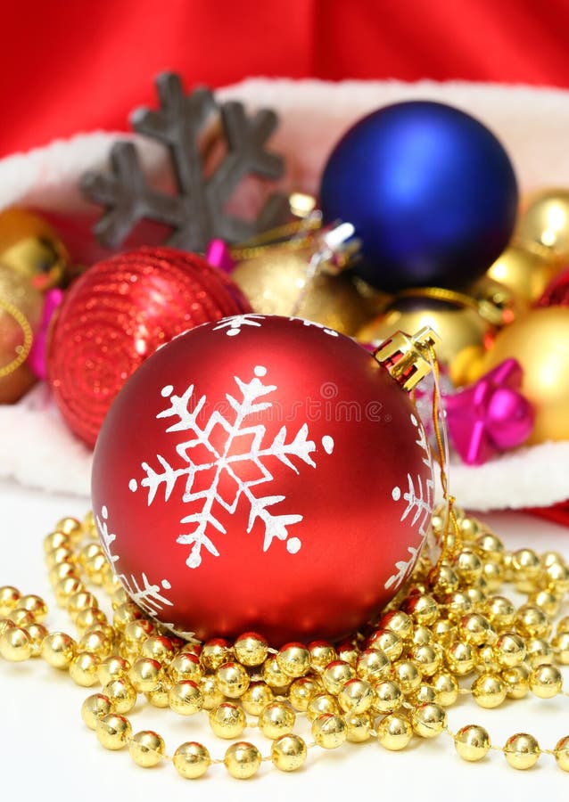 Palle di Natale, giocattoli, ghirlanda in borsa rossa immagini stock libere da diritti Palle di Natale, giocattoli, ghirlanda in borsa rossa immagini stock libere da diritti