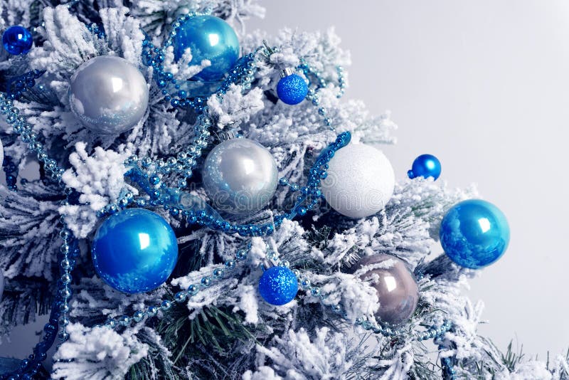 Palle di Natale sull'albero di abete Azzurro e bianco Feste del nuovo anno e celebrazione di Natale fotografie stock libere da diritti Palle di Natale sull'albero di abete Azzurro e bianco Feste del nuovo anno e celebrazione di Natale fotografie stock libere da diritti