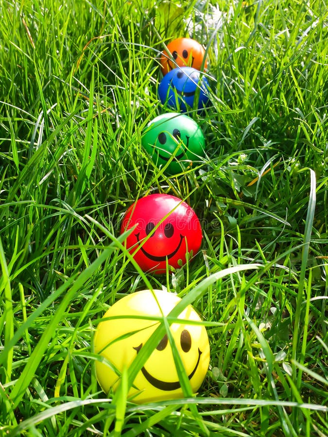 Palle variopinte in erba fotografie stock