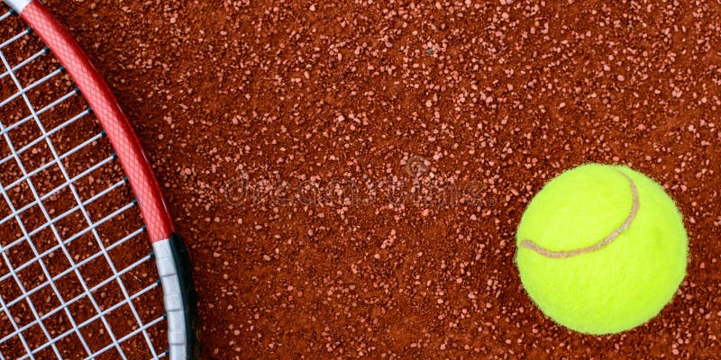 Pallina da tennis e racchetta su un campo in argilla fotografie stock libere da diritti Pallina da tennis e racchetta su un campo in argilla fotografie stock libere da diritti