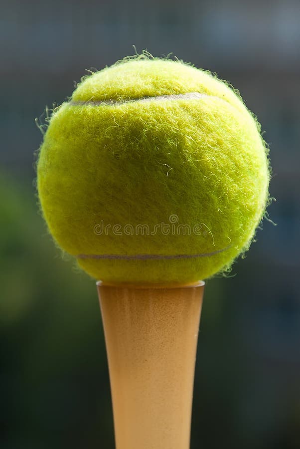 Pallina da tennis sul fondo del darck fotografie stock Pallina da tennis sul fondo del darck fotografie stock