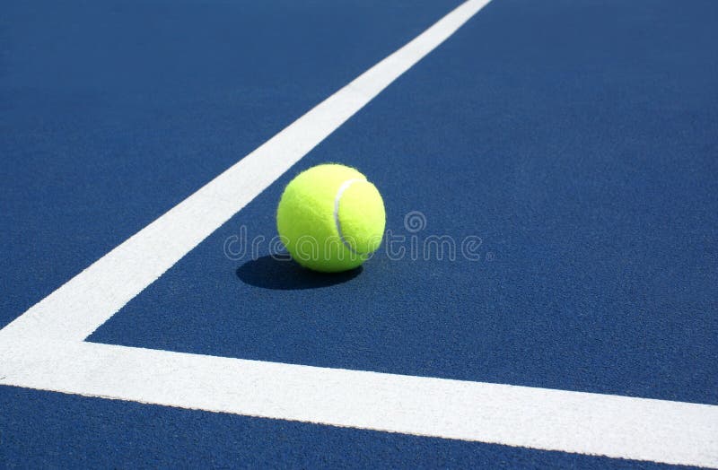 Pallina da tennis sulla linea d'angolo
