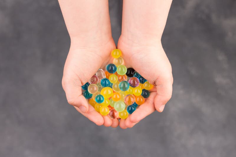 Palline Di Gel Multicolore a Acqua. Palme Per Bambini Con Palle Di Idrogel  O Di Beez. Fotografia Stock - Immagine di luce, materiale: 192358786