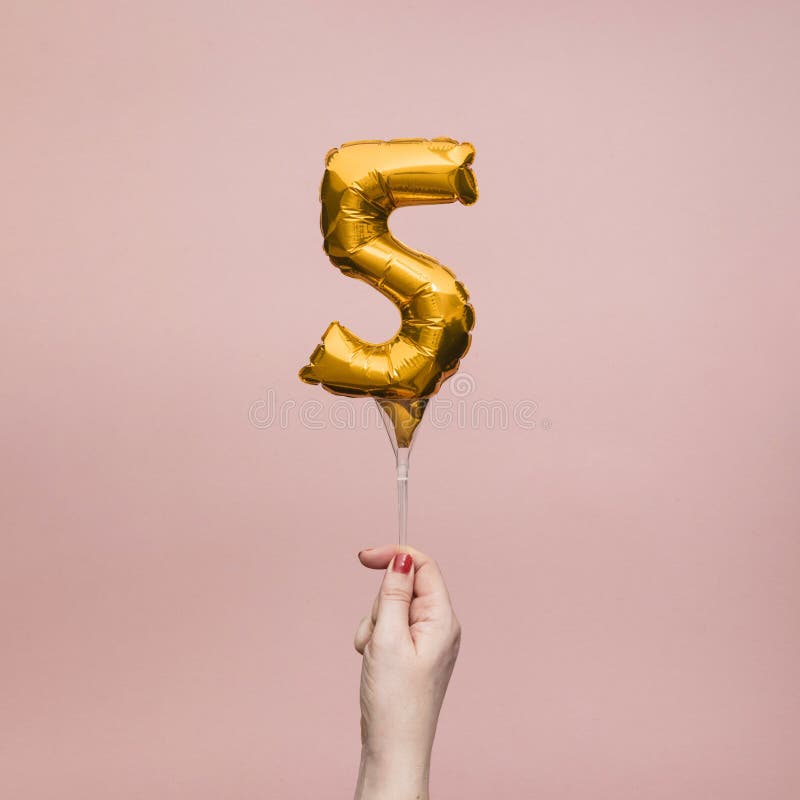 Palloncino d'oro per la donna che tiene una celebrazione di 5 anni fotografia stock libera da diritti