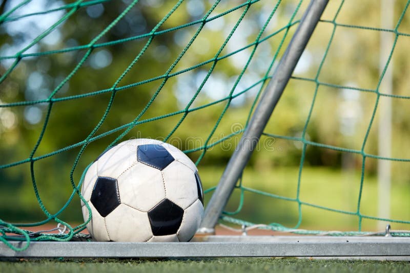 Pallone da calcio a rete sul campo di football americano fotografia stock Pallone da calcio a rete sul campo di football americano fotografia stock