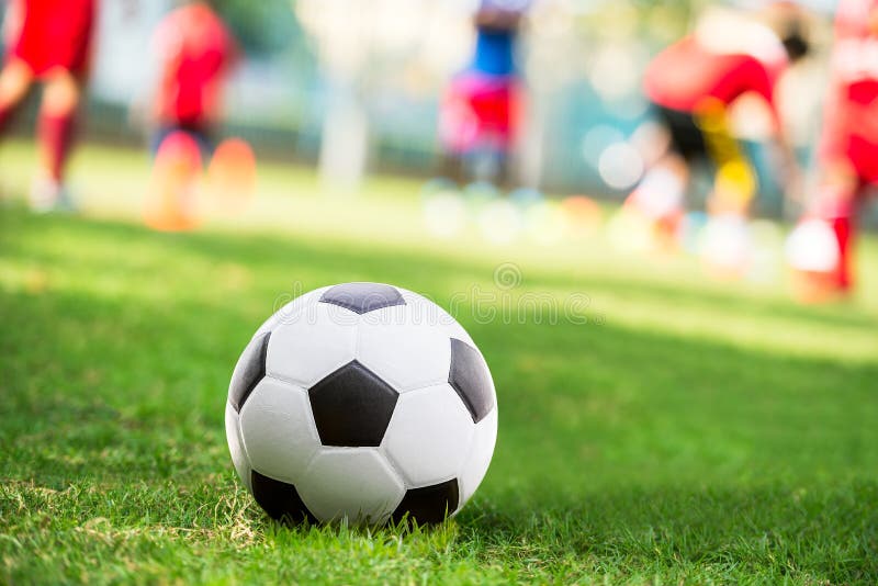 Pallone da calcio in tribunale immagini stock libere da diritti Pallone da calcio in tribunale immagini stock libere da diritti