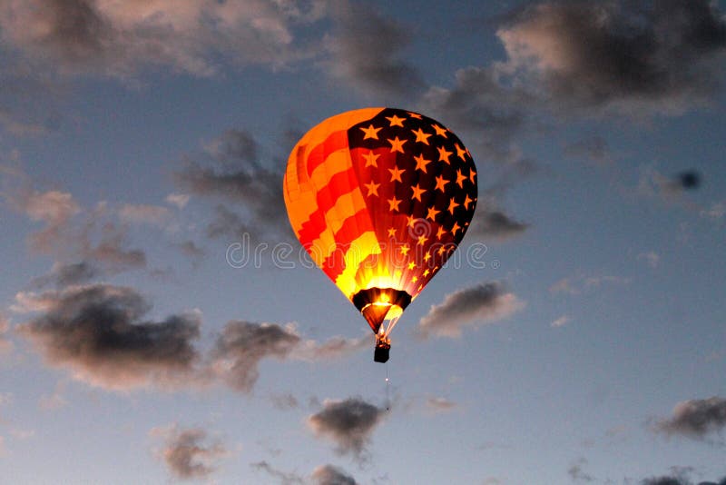 Pallone Dawn Patrol della bandiera americana che pilota i cieli alla festa internazionale del pallone di Albuquerque fotografia stock Pallone Dawn Patrol della bandiera americana che pilota i cieli alla festa internazionale del pallone di Albuquerque fotografia stock