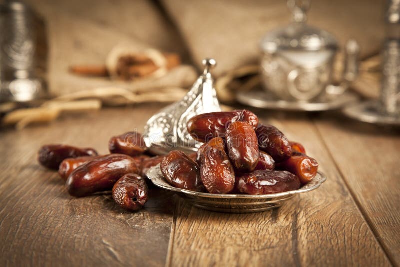 A palma de data secada frutifica ou kurma, alimento (ramazan) de ramadan imagens de stock A palma de data secada frutifica ou kurma, alimento (ramazan) de ramadan imagens de stock
