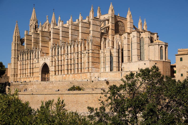 Palma de Mallorca, Espanha - 24 de março de 2019: vista lateral da catedral famosa Santa Maria La Seu foto de stock royalty free Palma de Mallorca, Espanha - 24 de março de 2019: vista lateral da catedral famosa Santa Maria La Seu foto de stock royalty free