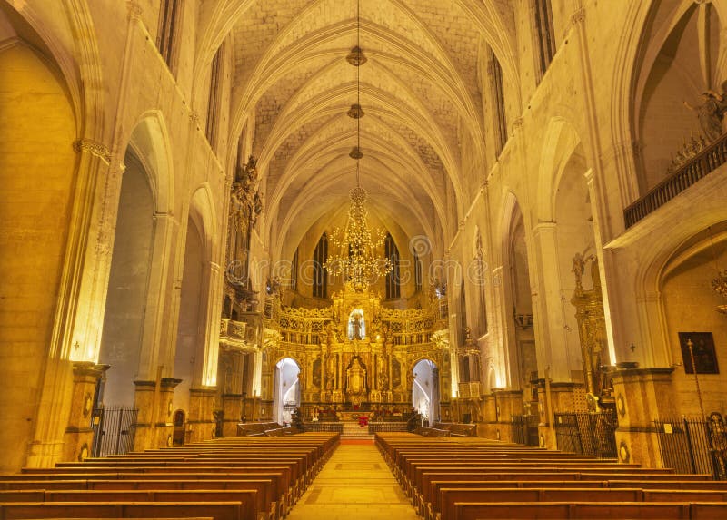 PALMA DE MALLORCA, SPANJE - JANUARI 28, 2019: Het schip van de kerk van Convento DE San Francisco stock foto PALMA DE MALLORCA, SPANJE - JANUARI 28, 2019: Het schip van de kerk van Convento DE San Francisco stock foto