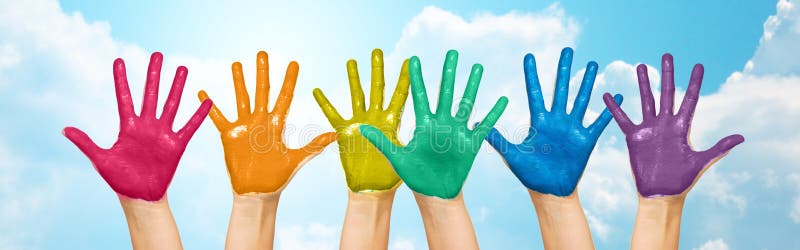Palmas das mãos humanas pintadas em cores do arco-íris foto de stock royalty free Palmas das mãos humanas pintadas em cores do arco-íris foto de stock royalty free
