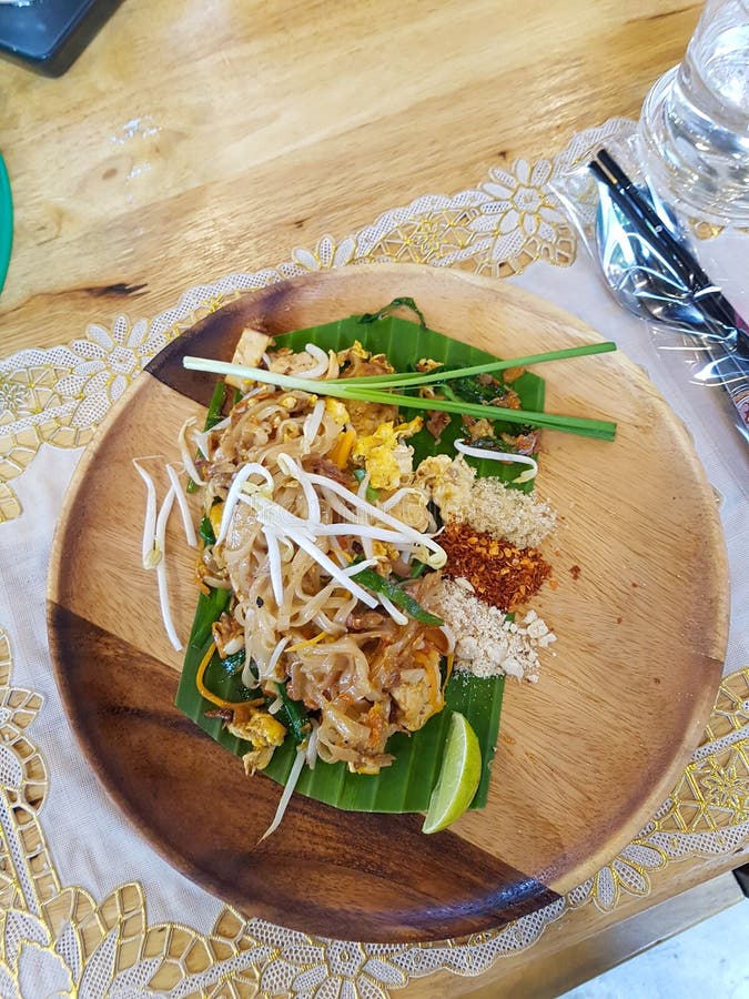 Palmbladpad thai friednoedels liem chili peper Paprika houten plaat thai food kookstel samen klasse chiang mai royalty-vrije stock afbeeldingen Palmbladpad thai friednoedels liem chili peper Paprika houten plaat thai food kookstel samen klasse chiang mai royalty-vrije stock afbeeldingen
