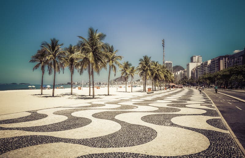 Palme sulla spiaggia di Copacabana in Rio de Janeiro fotografia stock Palme sulla spiaggia di Copacabana in Rio de Janeiro fotografia stock