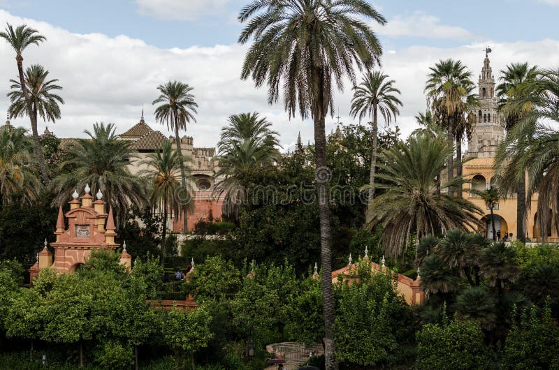 Palmen en bomen in Alcazar royalty-vrije stock afbeelding Palmen en bomen in Alcazar royalty-vrije stock afbeelding