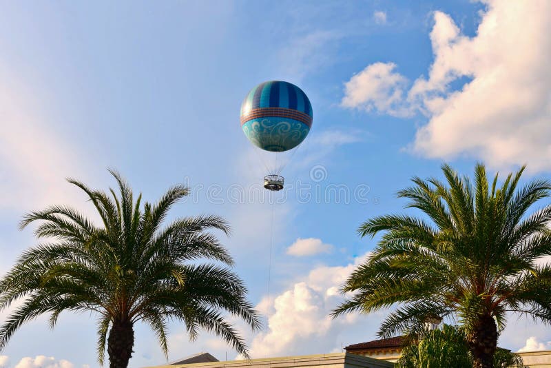 Palmenbomen en luchtballon op lichtblauwe bewolkte achtergrond in het Uitzicht van Meerbuena royalty-vrije stock foto Palmenbomen en luchtballon op lichtblauwe bewolkte achtergrond in het Uitzicht van Meerbuena royalty-vrije stock foto