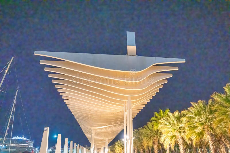 Palmeral de las sorpresas promenade στο λιμάνι μάλαγκα τη νύχτα. πολλοί άνθρωποι διασκεδάζουν σε ηλιόλουστη μέρα σε αυτό το μέρος στοκ φωτογραφίες