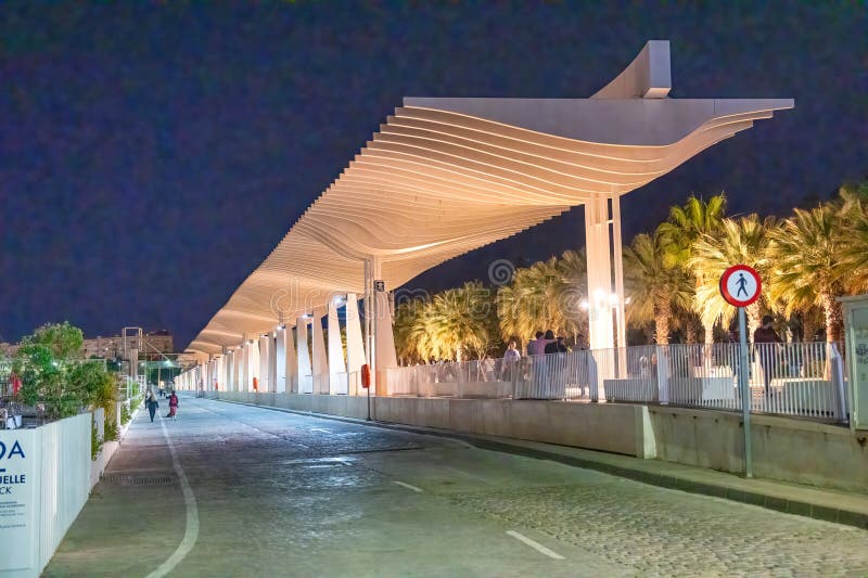 Palmeral de las sorpresas promenade στο λιμάνι μάλαγκα τη νύχτα. πολλοί άνθρωποι διασκεδάζουν σε ηλιόλουστη μέρα σε αυτό το μέρος στοκ φωτογραφίες με δικαίωμα ελεύθερης χρήσης