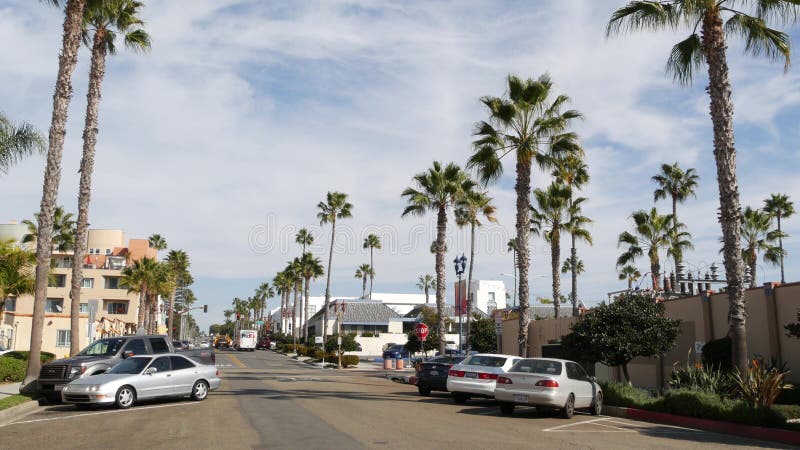 Palmeras en la calle típica americana. Percepción genérica de la ciudad del transporte automático. Costa, California, ee. uu. fotografía de archivo