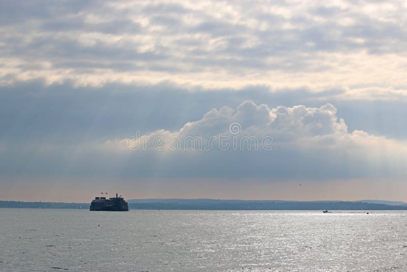 Palmerston-Fort, Portsmouth-Hafen, mit hellen Strahlen lizenzfreies stockbild Palmerston-Fort, Portsmouth-Hafen, mit hellen Strahlen lizenzfreies stockbild