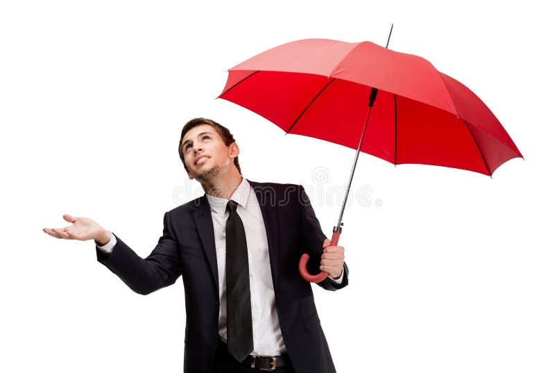 Palming vers le haut d'homme d'affaires avec le parapluie rouge vérifie la pluie image stock Palming vers le haut d'homme d'affaires avec le parapluie rouge vérifie la pluie image stock