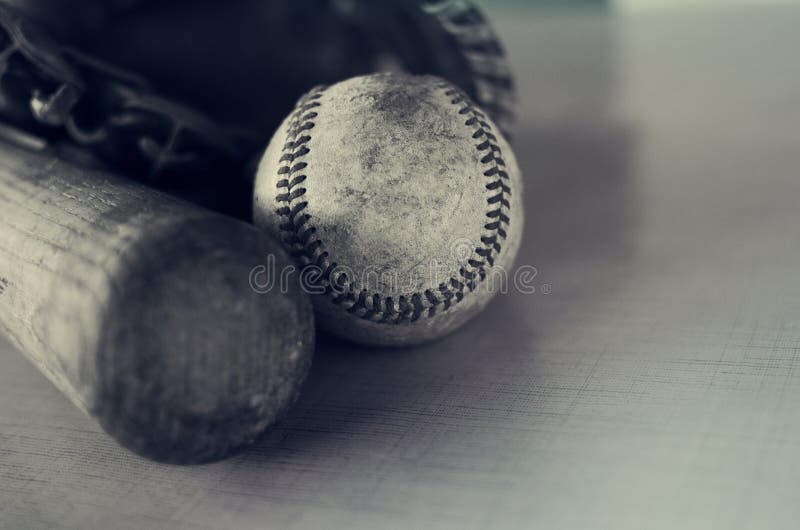 Palo de madera áspero y rugoso viejo del béisbol y del vintage en fondo azul de la textura fotos de archivo Palo de madera áspero y rugoso viejo del béisbol y del vintage en fondo azul de la textura fotos de archivo