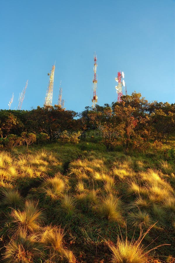 Palo del trasmettitore in cima alla montagna di Bromo immagini stock libere da diritti Palo del trasmettitore in cima alla montagna di Bromo immagini stock libere da diritti
