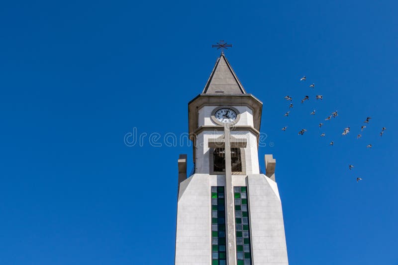 Palomas que vuelan las veinticuatro horas del día la torre de la capilla de Nuestra Senora de Bonanza en El Paso, La Palma, islas imagenes de archivo Palomas que vuelan las veinticuatro horas del día la torre de la capilla de Nuestra Senora de Bonanza en El Paso, La Palma, islas imagenes de archivo