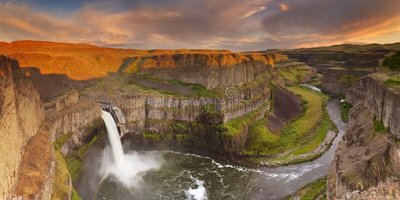 Palouse cai em Washington, EUA no por do sol imagens de stock Palouse cai em Washington, EUA no por do sol imagens de stock