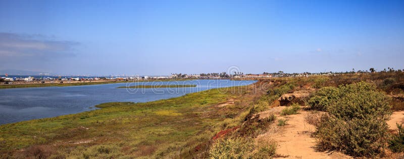 Palude pacifica e tranquilla delle zone umide di Bolsa Chica fotografia stock libera da diritti Palude pacifica e tranquilla delle zone umide di Bolsa Chica fotografia stock libera da diritti