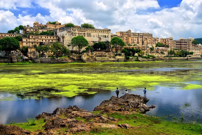 Palácio da cidade em Udaipur que aumenta sobre o lago Pichola, Rajasthan, Indi imagens de stock Palácio da cidade em Udaipur que aumenta sobre o lago Pichola, Rajasthan, Indi imagens de stock