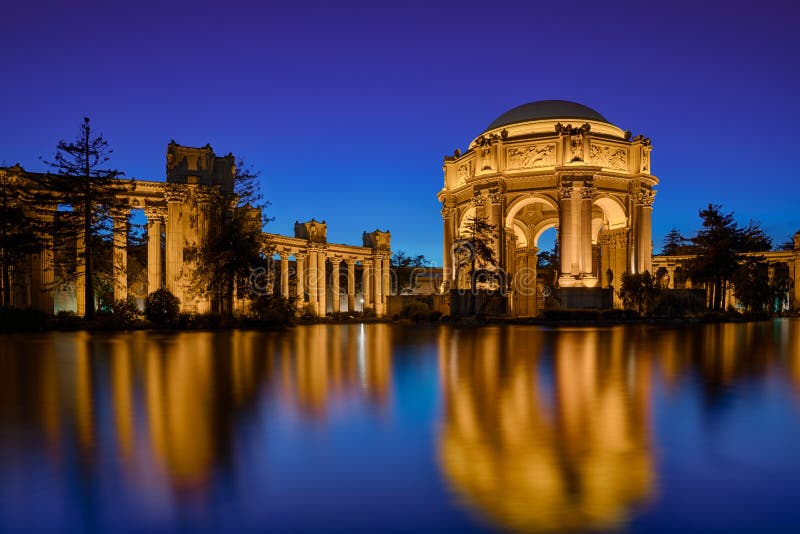 Palácio das belas artes na noite imagens de stock Palácio das belas artes na noite imagens de stock